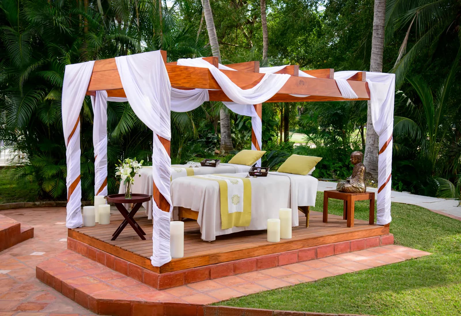 A spa cabana in the garden. The hydrotherapy circuit is the most useful hour between rounds.