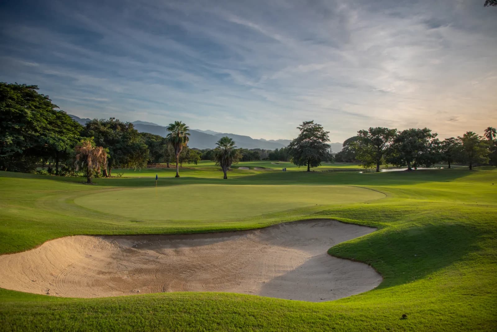 Vista Vallarta, Weiskopf — greens defended by deep, clean-edged bunkering, the Sierra Madre behind every shot.